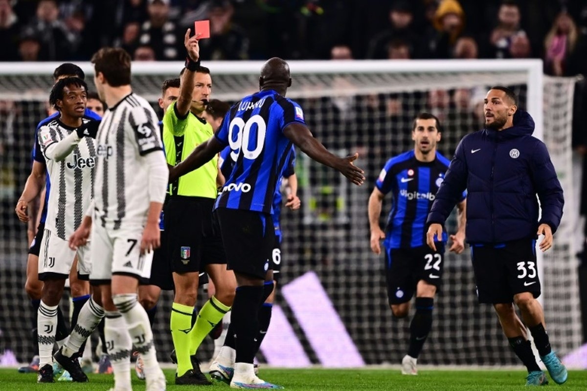 Lukaku ghi bàn rồi nhận thẻ đỏ, Inter Milan hoà Juventus sau diễn biến "điên rồ"